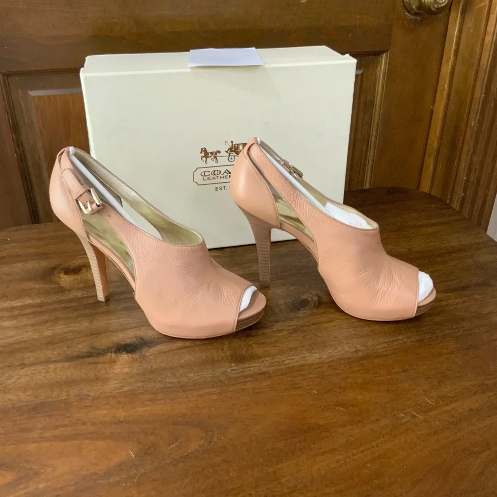COACH Apryl Nude Nubuck Cut Out Peep Toe Logo‎ Buckle Stilettos NIB - Picture 6 of 14